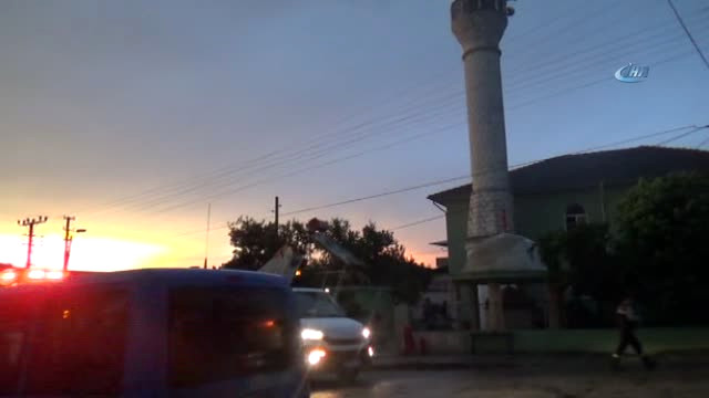 Cami Minaresine Yıldırım Düştü