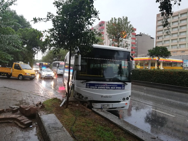 Aydın’da Halk Otobüsü Refüje Çarptı; 3 Yaralı