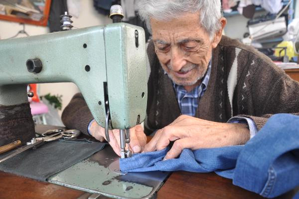 79 Yıldır İğneden İplik Geçiriyor
