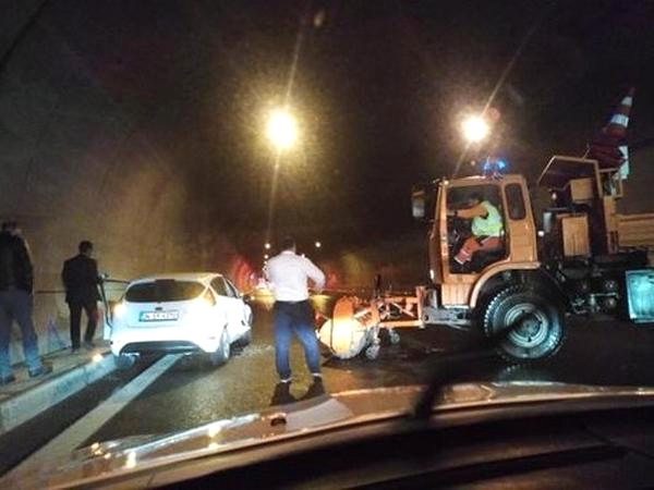 İzmir’de, Tünelde Devrilen Tır’ın Sürücüsü Yaralandı