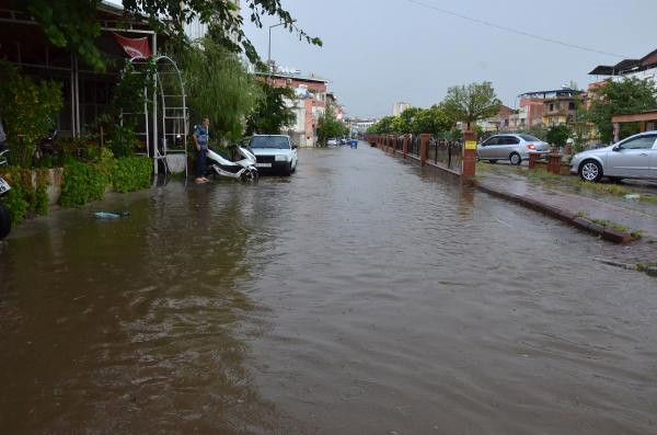 Nazilli’de ‘Yağmur’ Nedeniyle Yollar Göle Döndü