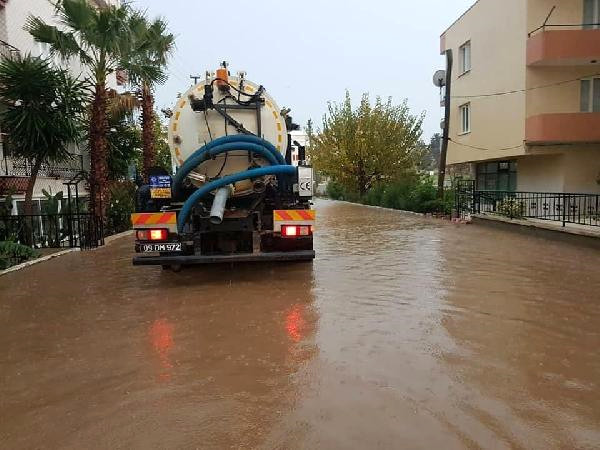 Didim’de Sağanak; Ev ve İş Yerlerini Su Bastı