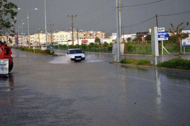 Didim’de Şiddetli Yağış Yaşamı Felç Etti