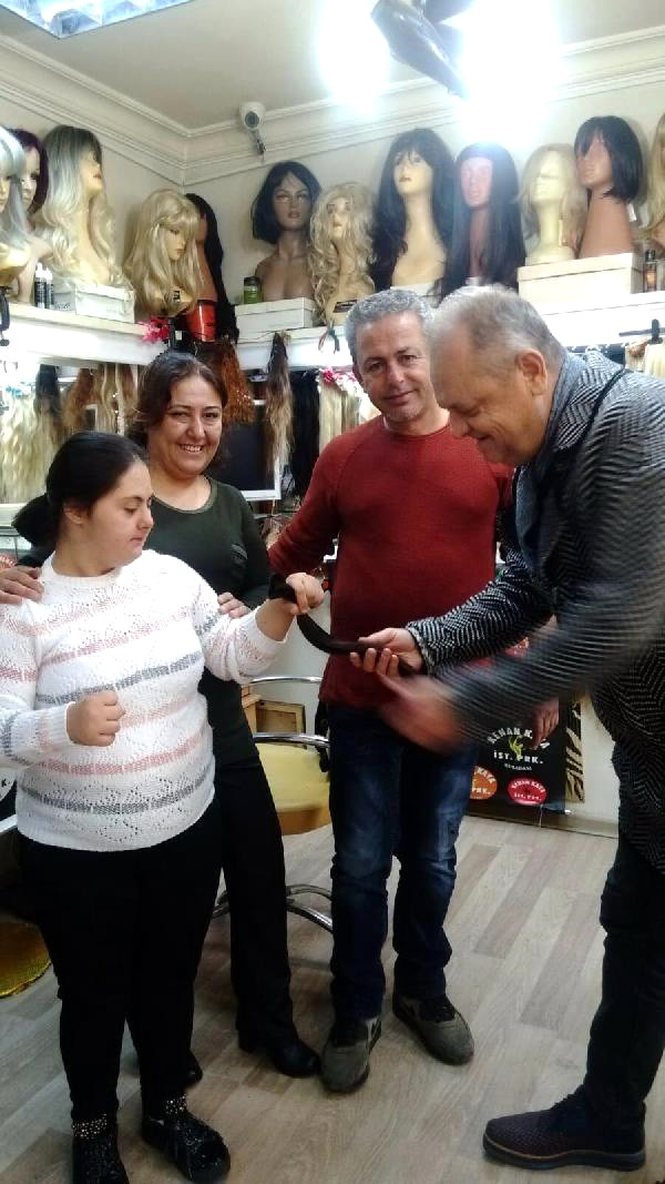 Down Sedromlu Necmiye’nin Saçları, Kanser Hastası İçin Peruk Olacak
