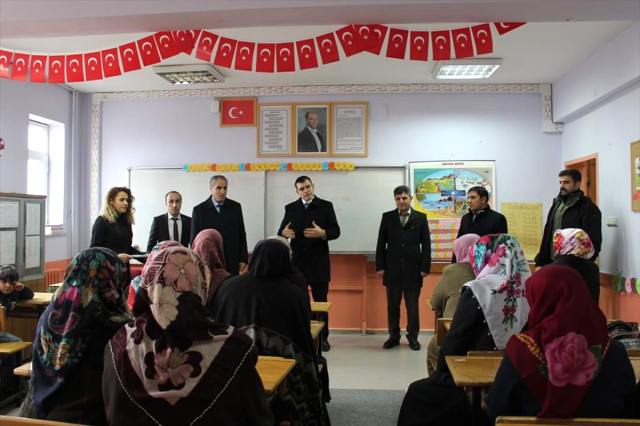 Saray’da Kadın Kursiyerler Okuryazarlık Belgesi Aldı