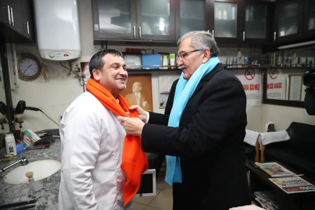 Murat Aydın, ‘Hava Soğuk Üşümeyin’ Dedi, Vatandaşın Boynuna Kendi Elleriyle Atkı Taktı