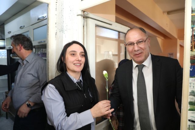 Adapazarı Belediyesi Personeline Çiçek Dağıtıldı