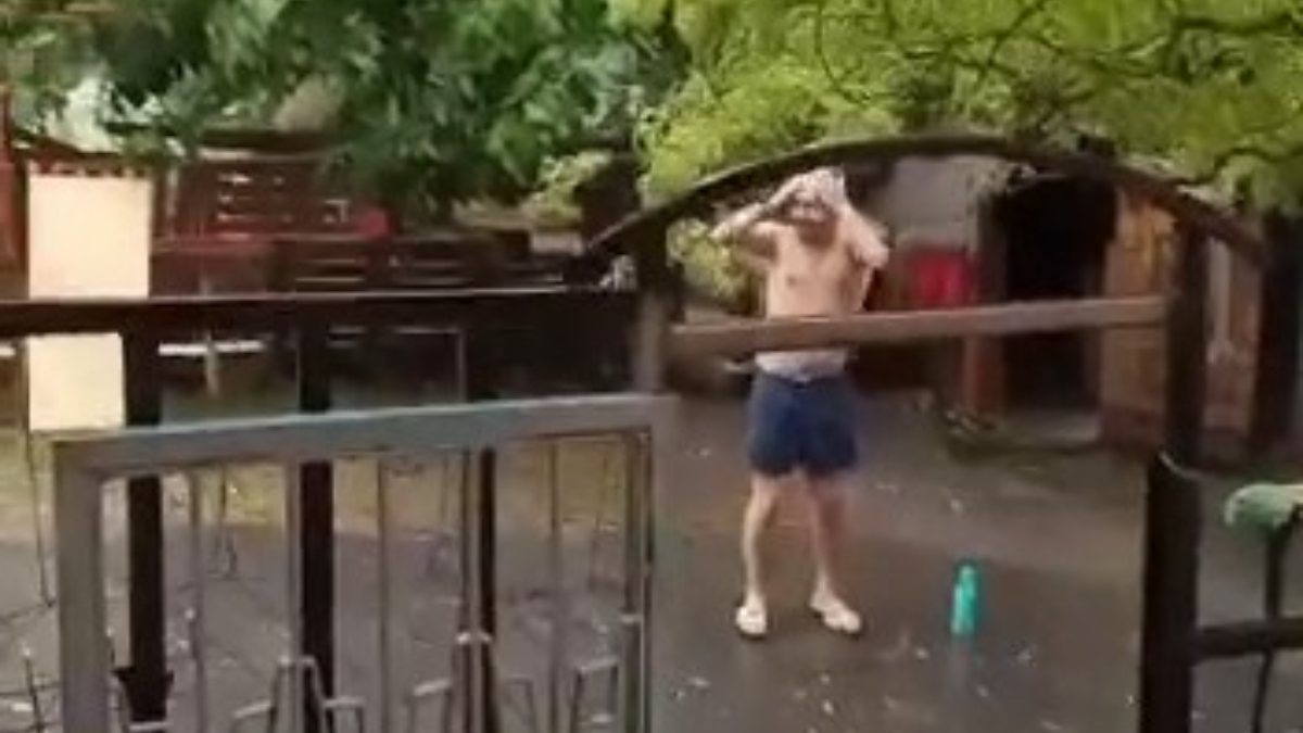 Arnavutköy’de yağmur yağarken şampuanla yıkandı