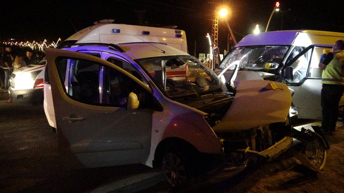 Van’da düzensiz göçmen taşıyan minibüs kaza yaptı: 1 ölü, 13 yaralı