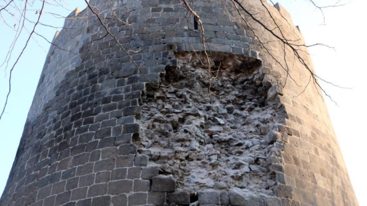 Diyarbakır’daki tarihi surlar depremde hasar gördü