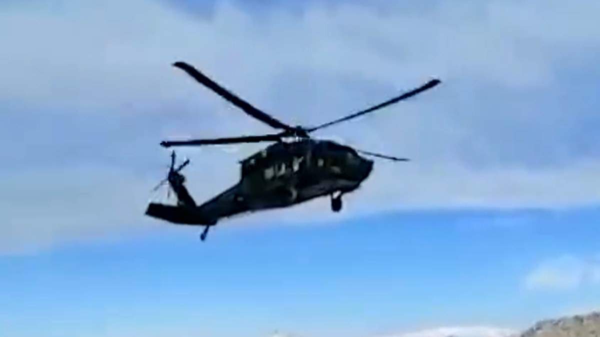 EGM helikopteri, yardım ulaştırmak için tehlikeli iniş gerçekleştirdi