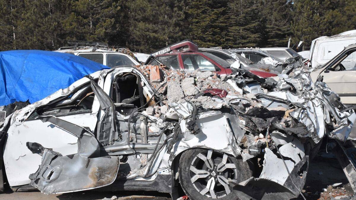 Elbistan’da depremde hasar gören araçlar otoparka kaldırılıyor