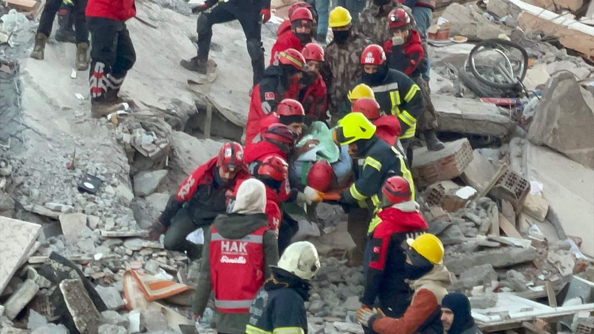 Gaziantep’te 3 kişi depremden 76 saat sonra enkazdan kurtarıldı