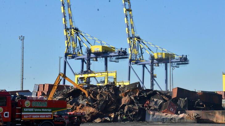 İskenderun Limanı’ndaki yangında hurdaya dönen konteynerler kaldırılıyor