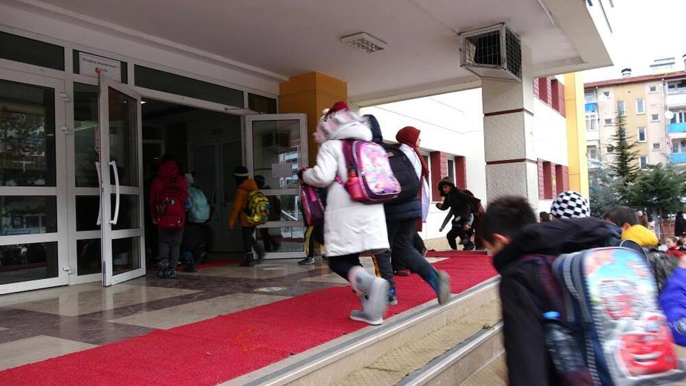 Vali Yerlikaya açıkladı: Deprem bölgesinden gelen 476 öğrenci ders başı yaptı