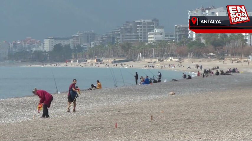 Antalya’da zirvede kış sporları yapılırken sahilde denize girenler oldu
