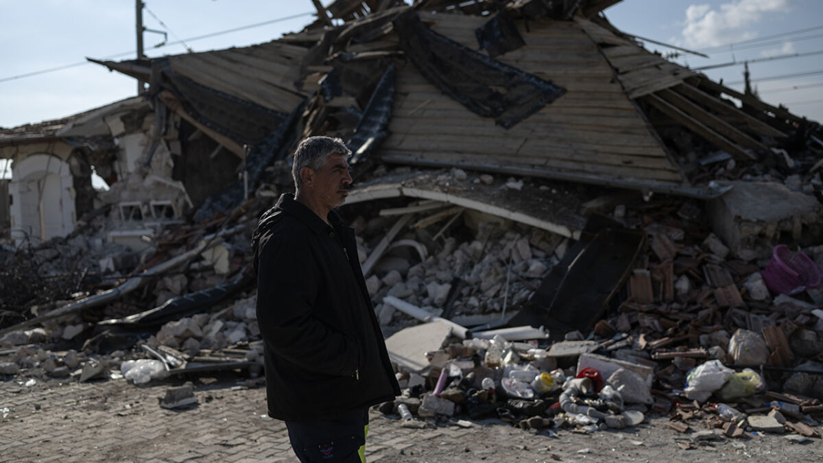 Kahramanmaraş’ta eşini ve kızlarını hayattan koparan depremde kurtarılan oğluyla teselli buldu