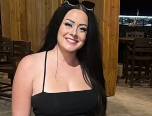 Okuldan kovulan öğretmen uslanmıyor! Şimdide soyunma kabininden üstsüz poz paylaştı