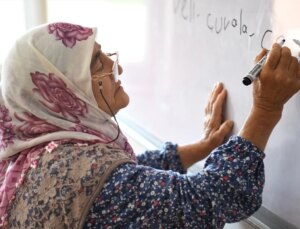 71 yaşındaki bayan istekli öğretmen sayesinde okuma yazma öğrendi