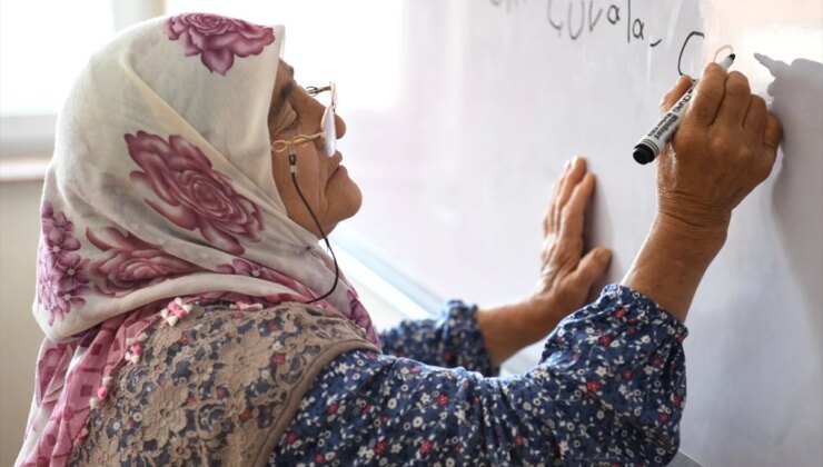 71 yaşındaki bayan istekli öğretmen sayesinde okuma yazma öğrendi