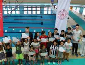 Aydın’da ‘Yüzme Bilmeyen Kalmasın’ Projesiyle 300 Minik Atlet Sertifika Aldı
