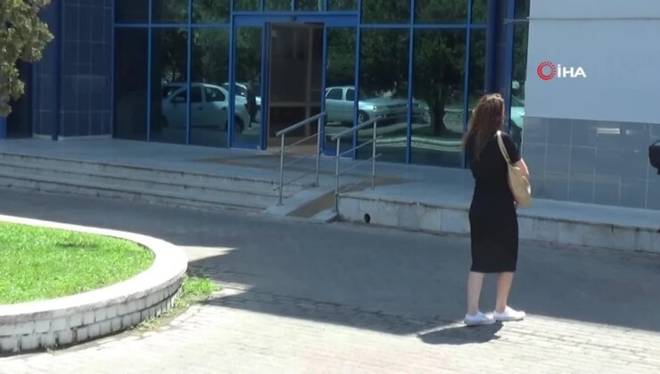 Kusur yaptığı öne sürülen bayan memur iş yerine alınmayınca mesaisini kapının önünde tamamlıyor