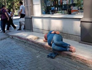 Samsun’da Kaldırımda Uyuyan Adam Sıhhat ve Polis Gruplarını Harekete Geçirdi
