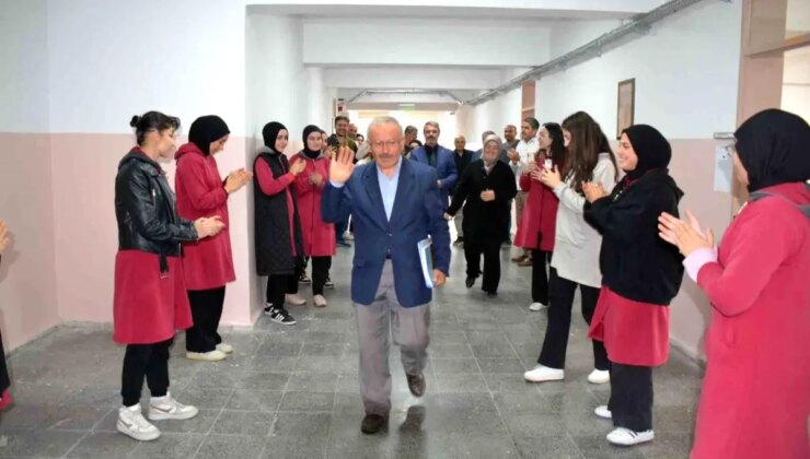 40 Yıl Sonra Emekliye Ayrılan Öğretmene Duygusal Veda