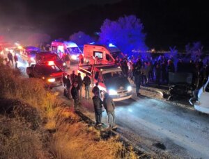 Aydın’da Minibüs ve Araba Çarpıştı: 10 Yaralı