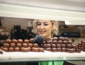Devlet takviyesiyle kurduğu imalathanede hemcinsleriyle çikolata üretiyor
