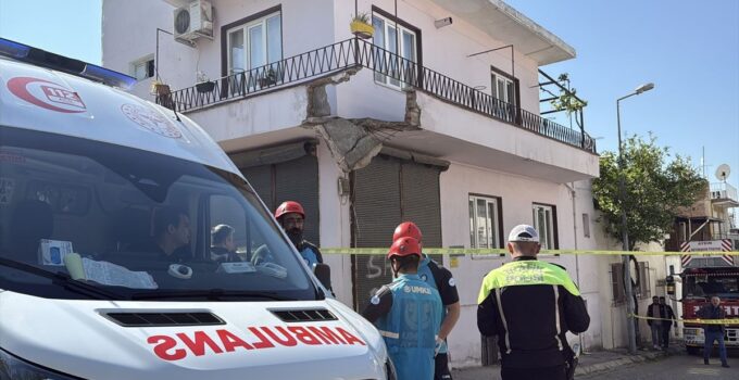 Efeler’de çöken balkondan düşen baba ve oğlu yaralandı