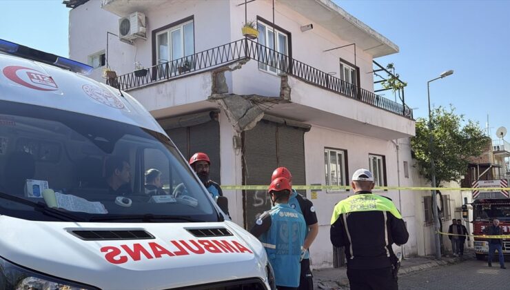 Efeler’de çöken balkondan düşen baba ve oğlu yaralandı