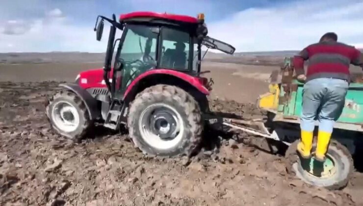 Kars’ta çamura saplanan traktörler zahmetle kurtarıldı