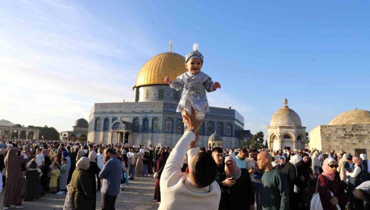 Mescid-i Aksa’da bayram namazı 140 bin Müslümanla kılındı