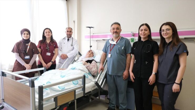 Sivas’ta bir hastanın göğsünden 7 kilo 750 gramlık tümör çıkarıldı