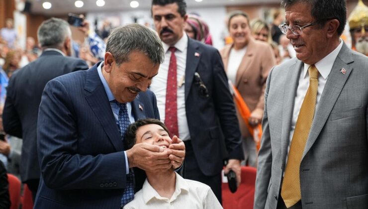Bakan Tekin: 65 bin okulda fiyatsız internet, 650 bin sınıfta akıllı tahta