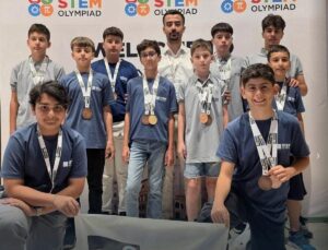 Aliağalı öğrenciler, İtalya’daki kodlama olimpiyatından 17 dereceyle döndü