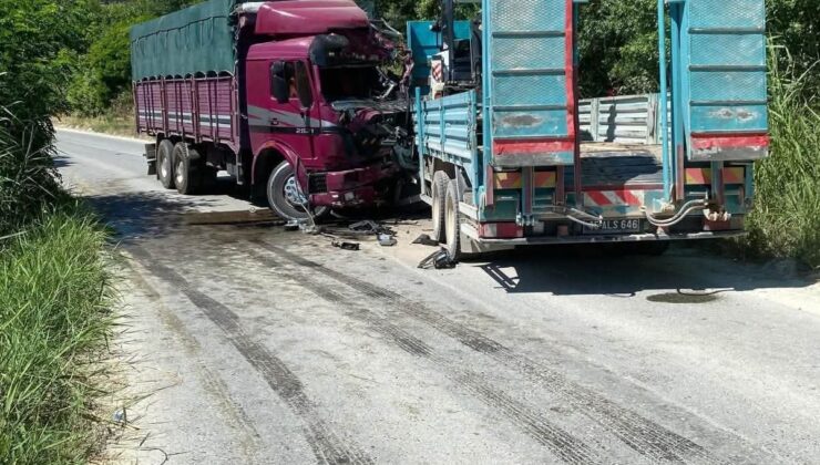 Manisa’da iki kamyonun çarpıştığı kazada şoförler öldü, 1 yaralı